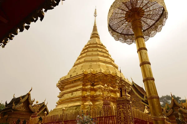 位于泰国清迈的迷人的金色宝塔Wat Phrathat Doi Suthep — 图库照片