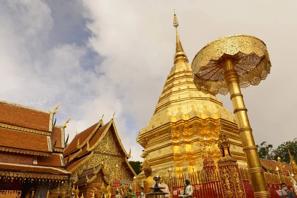 Atractivo Golden Pagoda Wat Phrathat Doi Suthep Provincia Chiang Mai —  Fotos de Stock