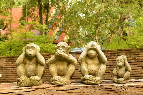 Estatua Diferentes Caras Monos Hear Speak See Fotos de stock