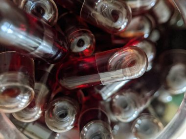 Kapsül ilaçları makro mercekle alınır