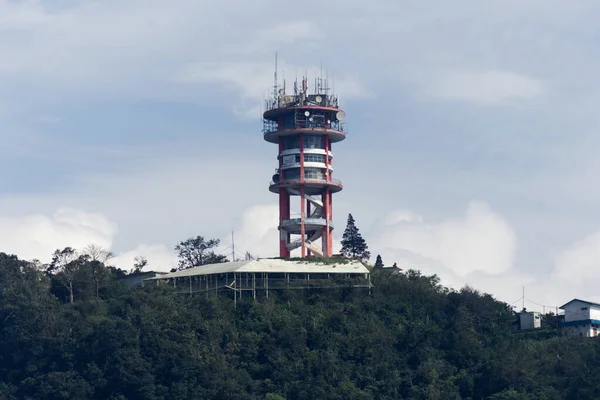 Tepedeki Verici Kulesi Güzel Manzara — Stok fotoğraf