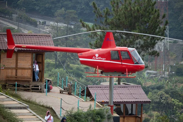 BOGOR, İNDONEZYA 09 Eylül 2020, doğal bir konsepte sahip bir restorandaki helikopterin kopyası.