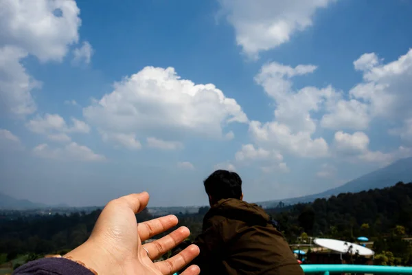 Bogor, Endonezya -09 Eylül 2021: bir erkek ve bir kadının eli