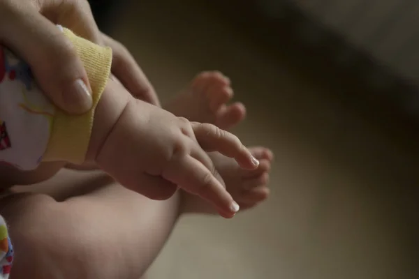 Kleine Hand Des Babys Den Händen Der Mutter — Stockfoto