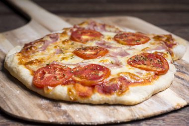 Jambonlu ve domatesli pizza.