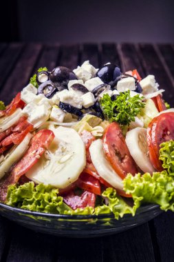 Zeytin ve feta ile taze sebze salatası.