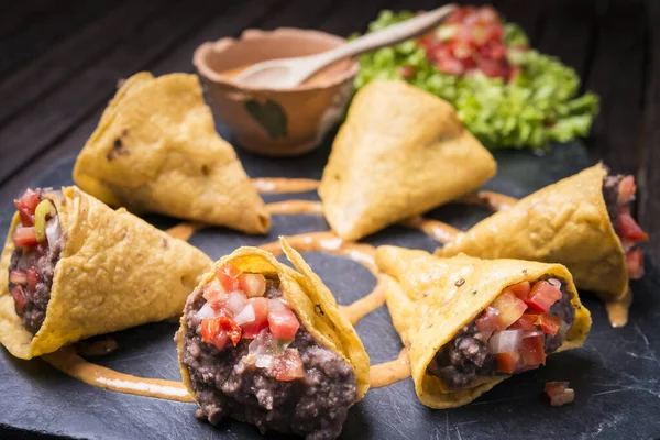 Mjuk Tortilla Skal Tacos Med Svarta Bönor Och Salsa — Stockfoto