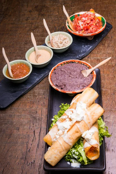 Mexikanska Burritos Med Ett Urval Salsa Och Sås — Stockfoto