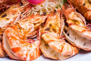 Tayland usulü salatalı karides.