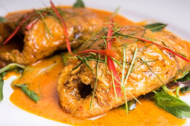 Tayland usulü kızarmış uskumru ve kırmızı köri sosu.