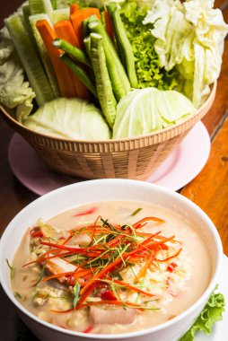 Sebzeli Tayland baharatlı sosu - Lon Poo Nam Prik