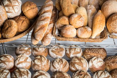 Organik esnaf seçimi kahverengi ve beyaz ekmek