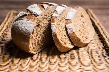 Dilimlenmiş esmer ekmek.