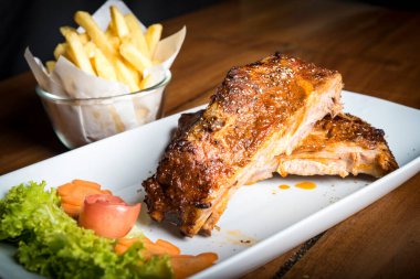 Ballı pirzola, parlak ışık ve Belçika patatesi.