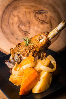 Lamb Kleftico, fırında yavaş yavaş pişirilen ünlü bir Yunan yemeği.
