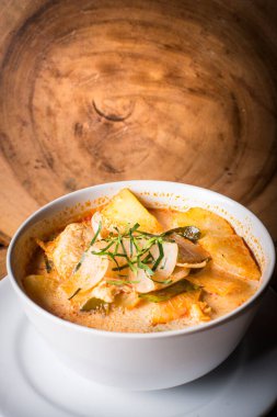 Tayland usulü Hindistan cevizi baharatlı çorba.