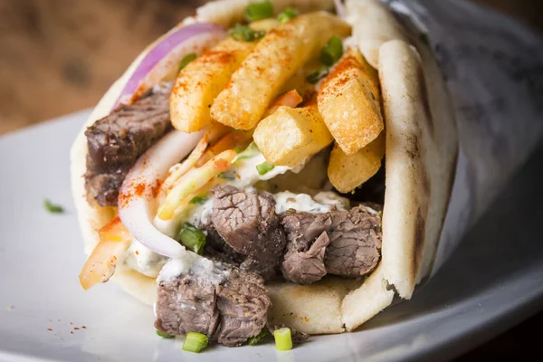 Beef Gyros Griechische Art Wrap Fladenbrot Mit Pommes Frites — Stockfoto