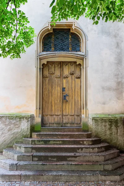 Puerta de iglesia de madera vieja — Foto de Stock