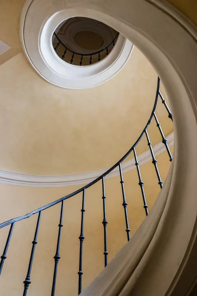 Спиральная лестница собора Успения Пресвятой Богородицы в Седлеце, Сантины — стоковое фото