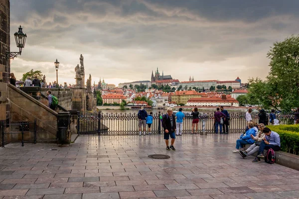 Turisti che osservano il Ponte Carlo e il Castello di Praga a Praga durante il tramonto, Repubblica Ceca . — Foto Stock