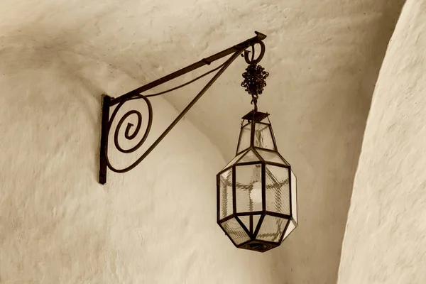 Linterna de hierro forjado con su sombra en la pared amarilla, Telc , —  Fotos de Stock