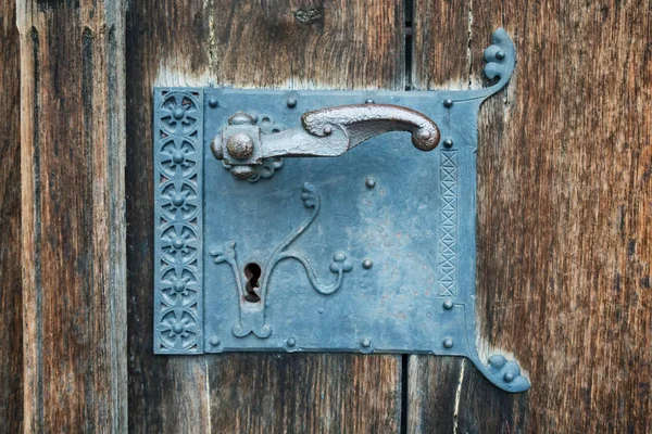 Old iron-clad doors with rusty metal ring handles — Stock Photo, Image