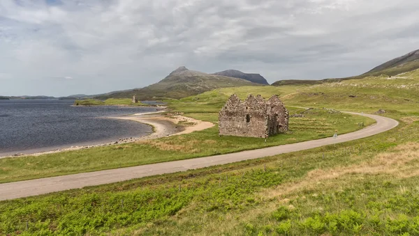 Ardvreck Castle aan de oevers van Loch Assynt, Sutherland — Stockfoto