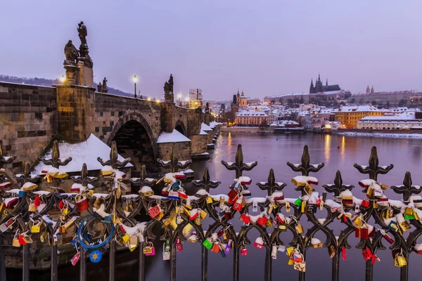 Prague. Many love locks on the fence, a heart lock on the Charles Bridge. — Stock Photo, Image