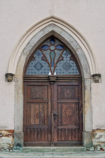 Oude houten kerkdeur — Stockfoto