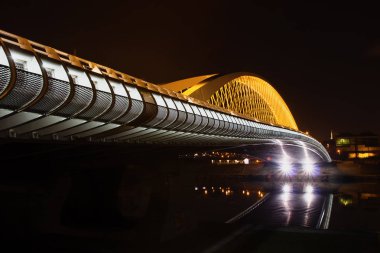 Prag Kalesi'ne köprü. Güzel bir gece cityscape görünümü