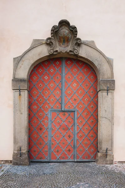 Ancienne porte en bois de l'église catholique de Bohême — Photo