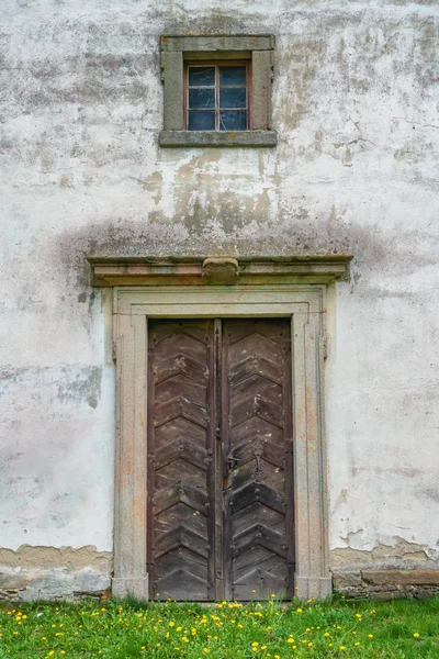 Vecchia porta e finestra della chiesa in legno — Foto Stock
