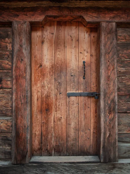 Alte mittelalterliche Holztür. — Stockfoto