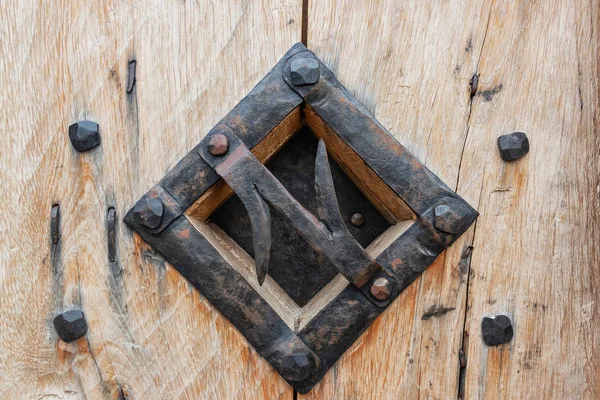 Fragmento hermosos accesorios, puertas de madera iglesia católica. Maestros hechos a mano . — Foto de Stock