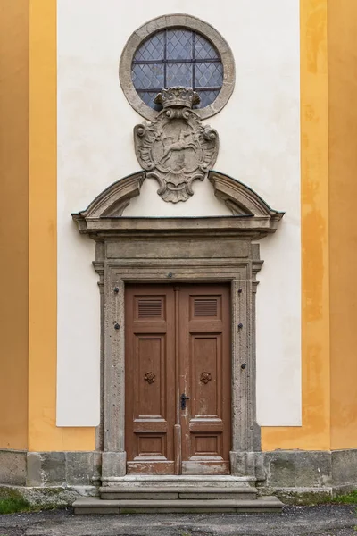 Деталі багато прикрашений вікторіанської Цегла арці і дерев'яні двері храму. — стокове фото