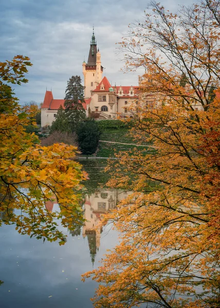 Pruhonice bohém kastélya ősszel — Stock Fotó