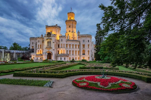 Castello di Hluboka illuminato di notte — Foto Stock