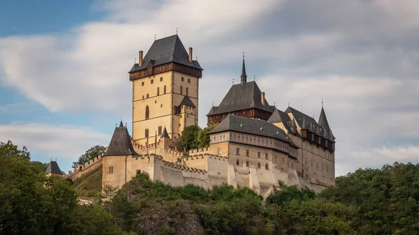 Zewnętrzne czeski zamek o nazwie karlstejn — Zdjęcie stockowe