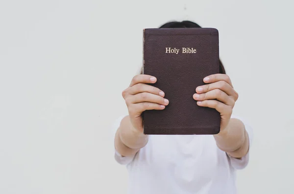 Vista Cerca Mujer Sosteniendo Una Biblia Sus Manos — Foto de Stock