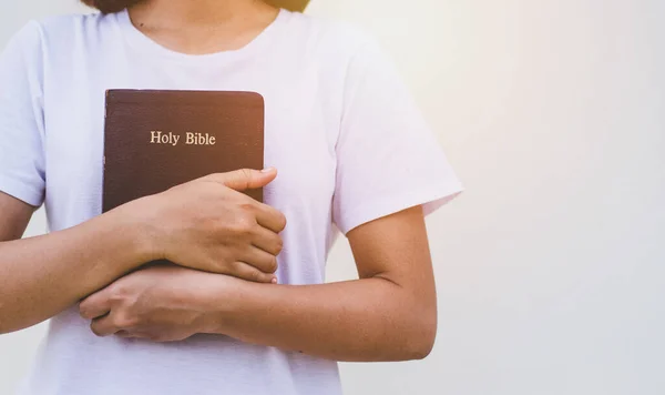 Kvinna Sittande Händer Vikta Bön Helig Bibel För Tro Andlighet — Stockfoto
