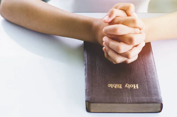 Vrouw Zit Handen Gevouwen Gebed Een Bijbel Voor Geloof Spiritualiteit — Stockfoto