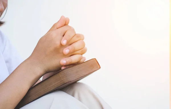 Mujer Sentada Las Manos Dobladas Oración Una Santa Biblia Para — Foto de Stock