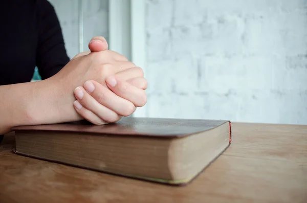 Sabah dua et, birlikte dua eden kadın, elinde İncil 'le dua eden kadın ve İncil' deki bulanık metnin bir kısmı.