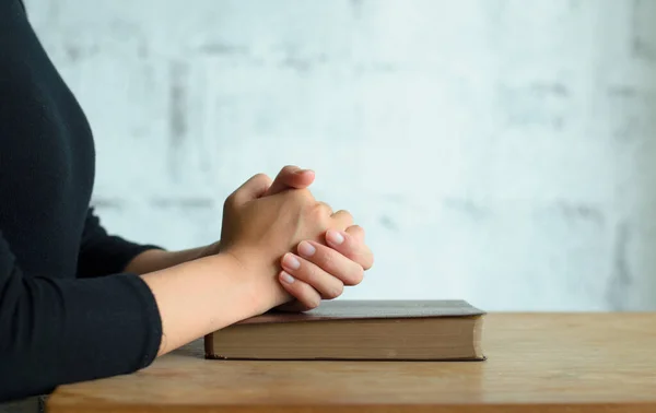 Sabah dua et, birlikte dua eden kadın, elinde İncil 'le dua eden kadın ve İncil' deki bulanık metnin bir kısmı.