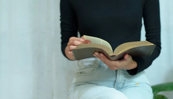 Hıristiyanlık İncil 'i evde ya da kilisede pencere ışığı ve bulanık metinlerle okur ve incili okurum.