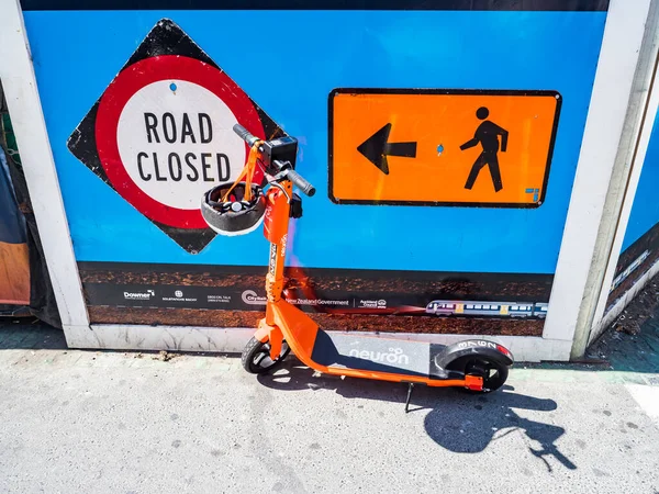 Auckland, Yeni Zelanda 10 Şubat 2020: Bir yaya levhasının yanında elektrikli scooter ve kapalı yol