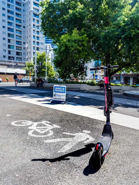 Auckland, Yeni Zelanda 10 Şubat 2020: İnsanlarla birlikte yaya ve bisiklet levhalarının yanında elektrikli scooter