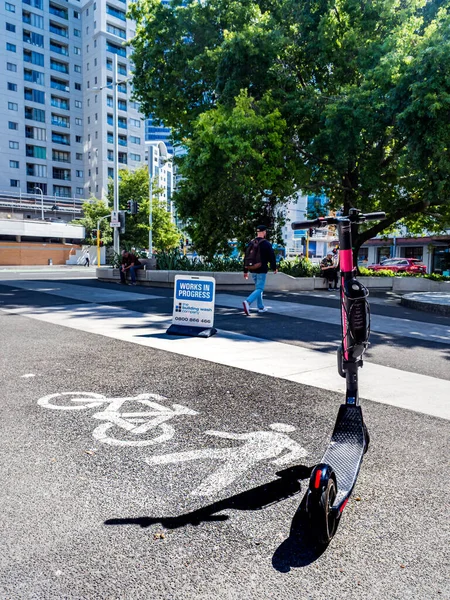 Auckland, Yeni Zelanda 10 Şubat 2020: Yürüyen birinin yanında elektrikli scooter ve bisiklet tabelaları