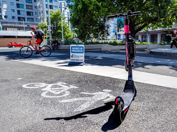 Auckland, Yeni Zelanda 10 Şubat 2020: Yayaların yanında elektrikli scooter ve bisiklet işaretleri