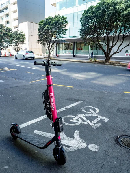Auckland, Yeni Zelanda 10 Şubat 2020: Dikey - Yayaların yanında elektrikli scooter ve arka planda sokak işaretleri